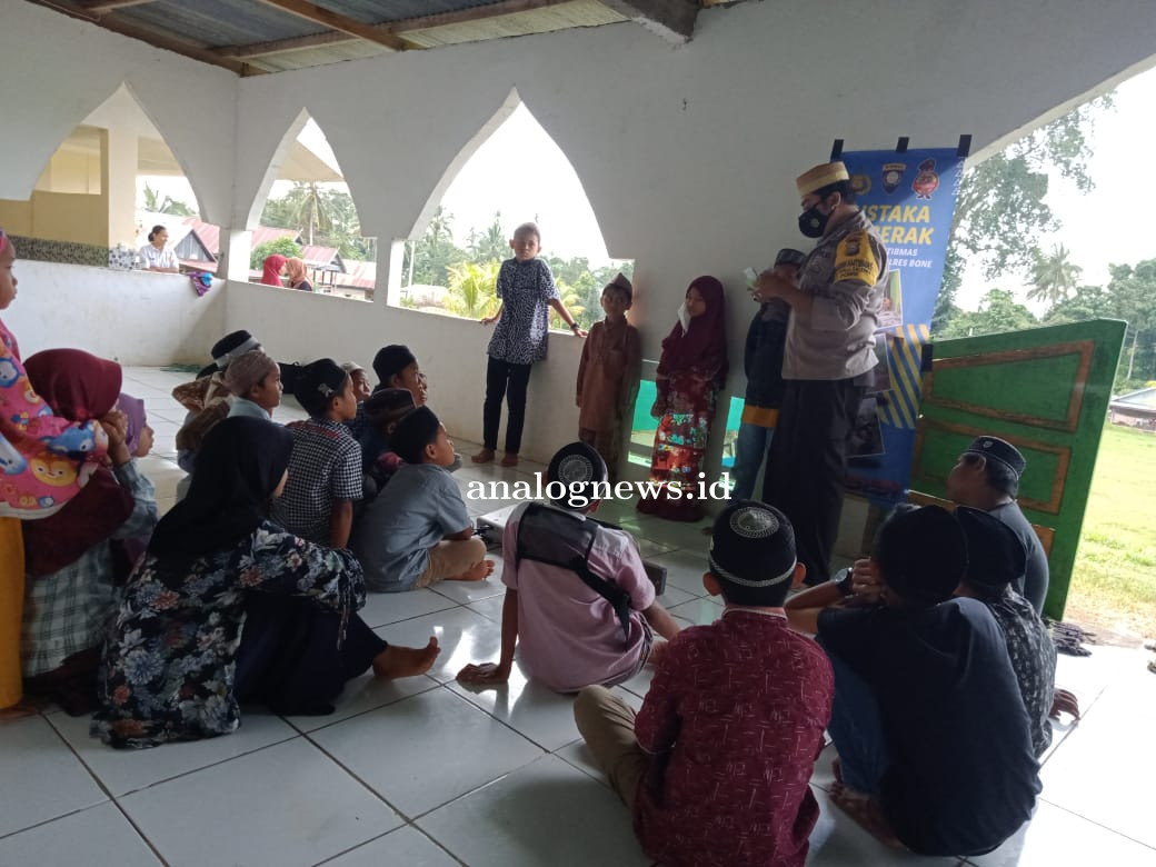 Peduli Literasi, Bhabinkamtibmas di Bone Gelar Kelas Edukasi Bagi Anak Usia Dini 