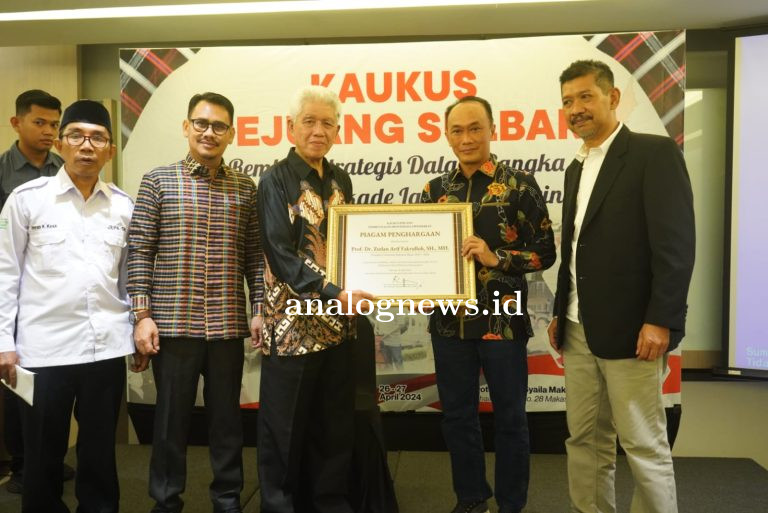 Tokoh Pendiri Sulbar Beri Penghargaan Pj Gubernur Sulbar