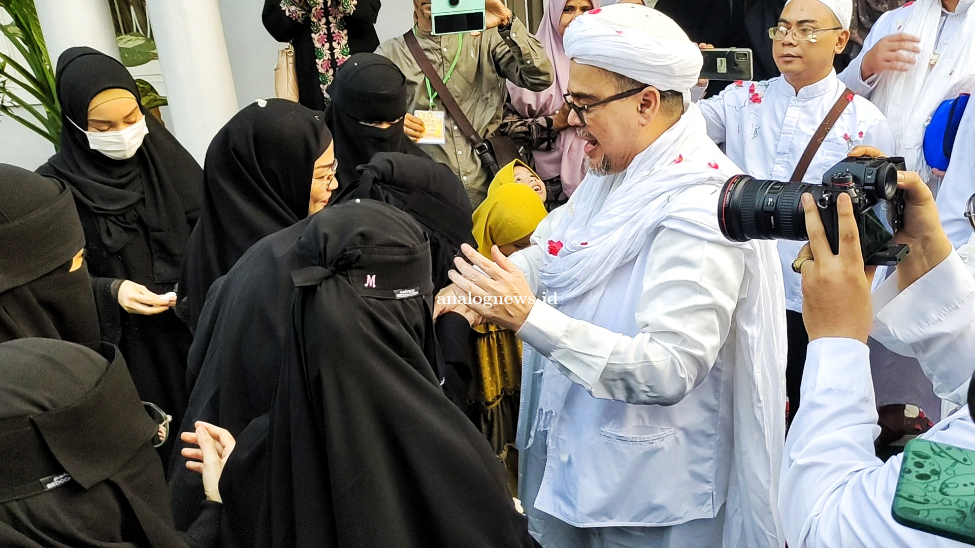 Habib Rizieq Bebas, Disambut Keluarga di Petamburan