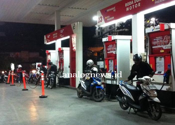 antri_-spbu-pertamina-malam-harijpg-.jpg